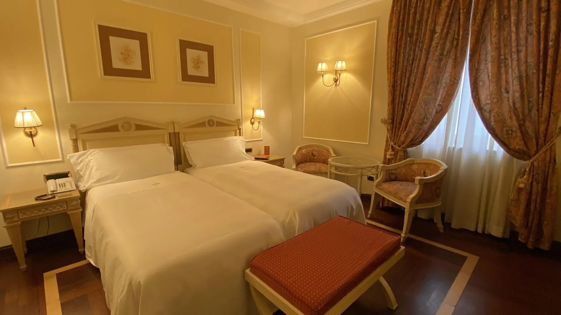 Palazzo Alabardieri Nápoles 4*,