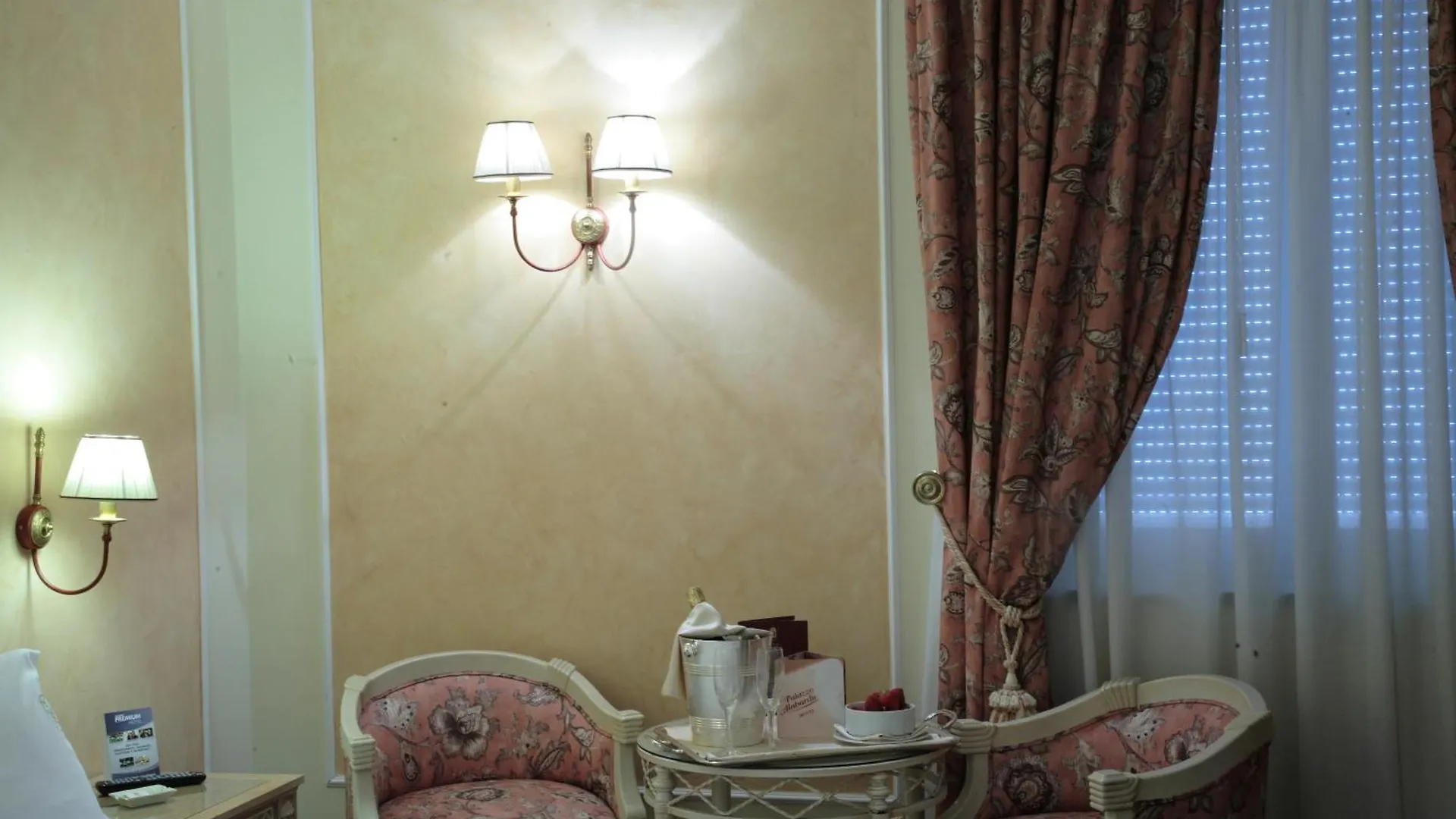Palazzo Alabardieri Nápoles 4*,  Italia