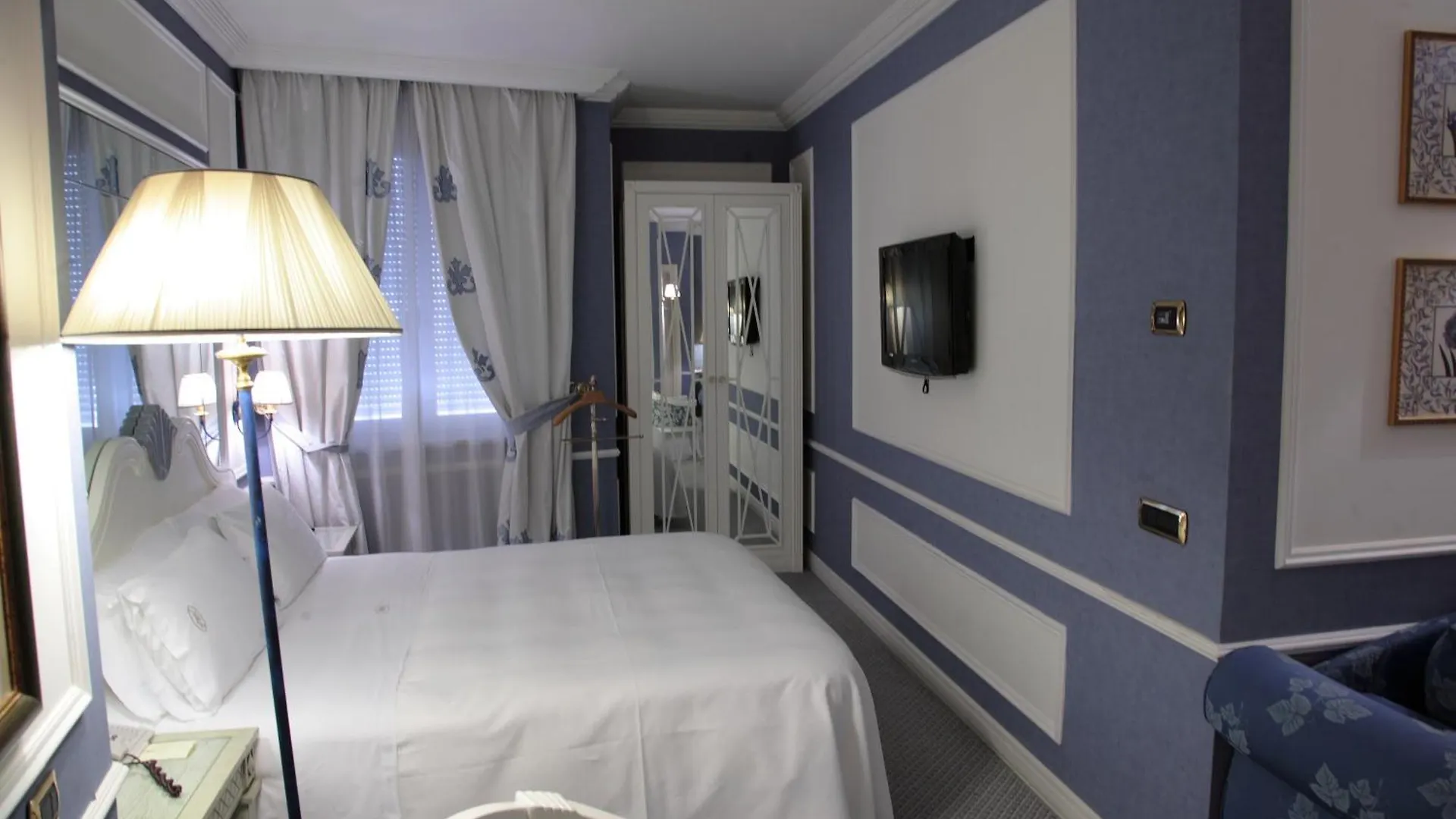 Palazzo Alabardieri Nápoles 4*,  Italia