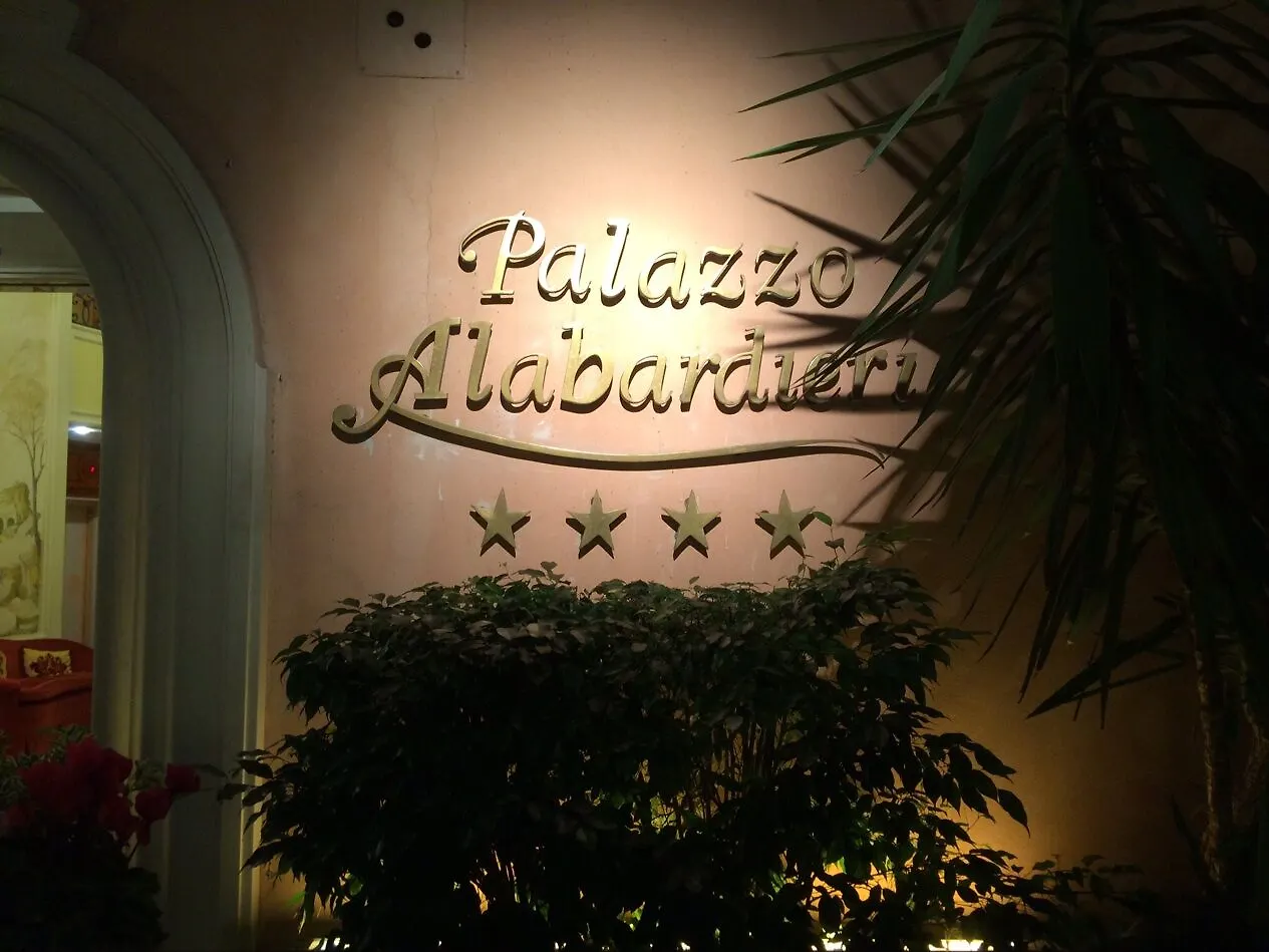 Palazzo Alabardieri Nápoles 4*,  Italia
